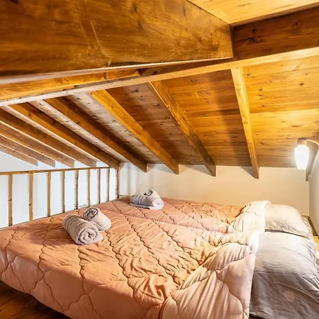 Traditional Thea Rhodes Apartment *