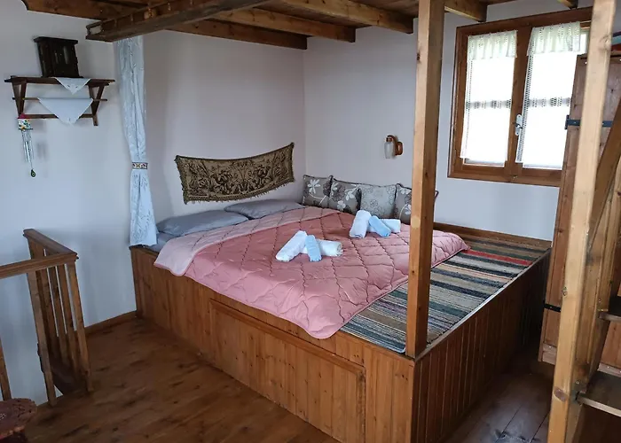 Traditional Thea Rhodes Daire